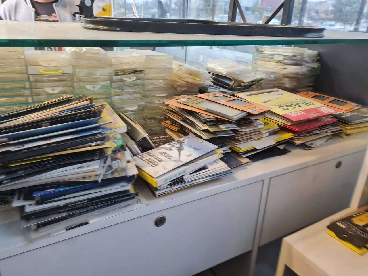 كفرات ولصقات شلعه تقريبا ٣٠٠٠ قطعه ٥٠٠ الف مكاني دهوك دوميز توصيل موجود ***********
