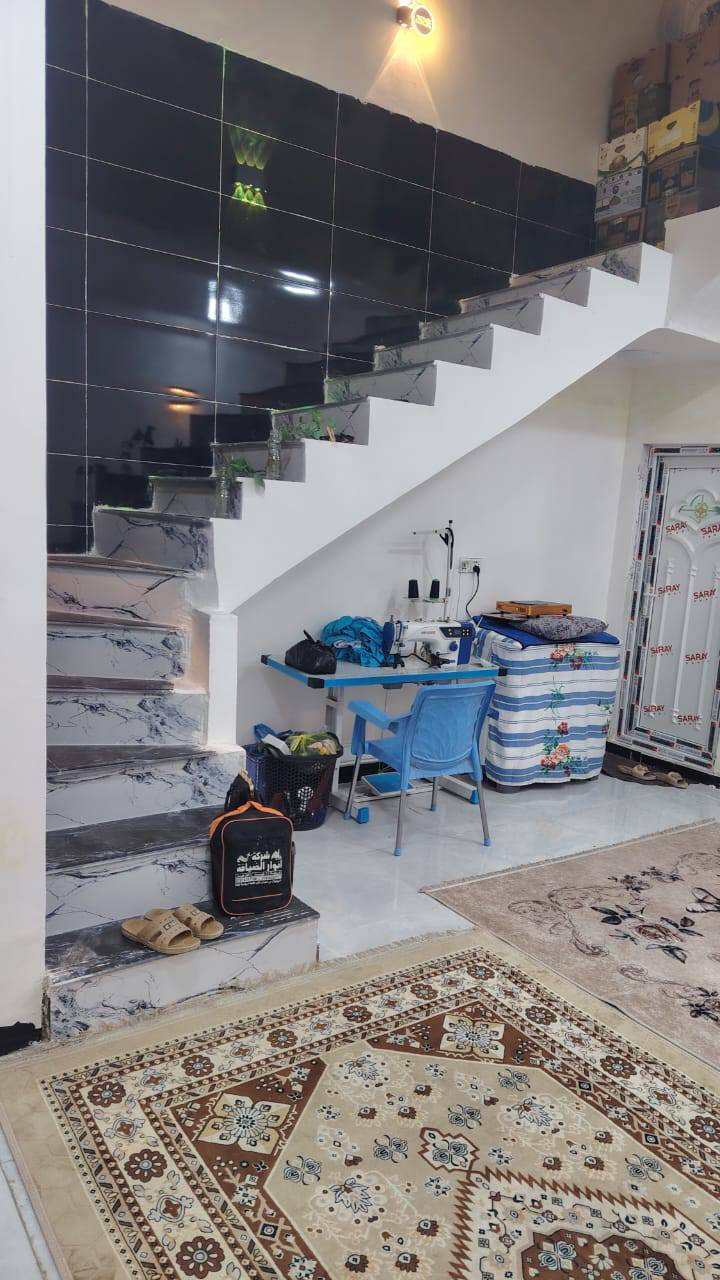 بيت مساحه 100م طابوو صرف سند حر
السعر 75 مع المجال
عنوان البيت نجف حي النداء شارع  مجمع قمبر السكني

                                

بيت جاهز مفتاح 🔑 
أساس وسقف صب مركزي 

يتكون البيت من

غرفه + صاله + مطبخ معزول + صحيات واستقبال

#مدارس // ماء//. كهرباء /. خط مولد ذهبي 

وتساب
***********

ملاحظه// توجد لدينا كل المساحات من دور او قطع
