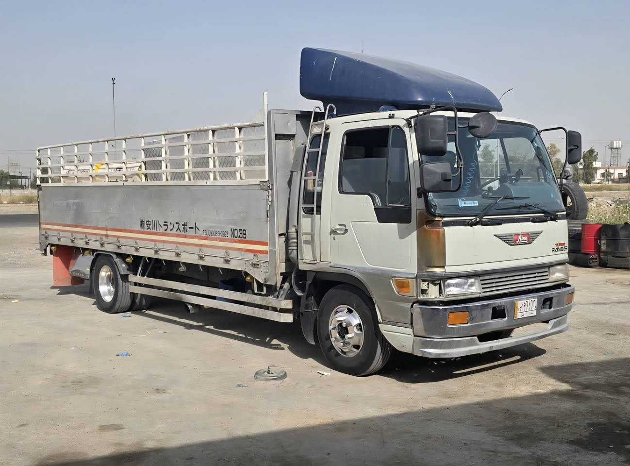 هينو طيره 70 سوبر مكينه ستندر سته وربع 
مطوله 50 سانتيم تخم تاير تخم ويل كرون تبريد سبلت سياره بسمي رقم بغداد 3 طن سياره جاهزه من كلشي  ***********
