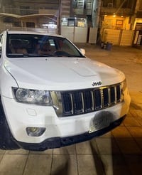جيب وارد خليجي موديل ٢٠١٣ بيها رش  قطعتين فقط  بدون حادث وبدون ايرباك ...
