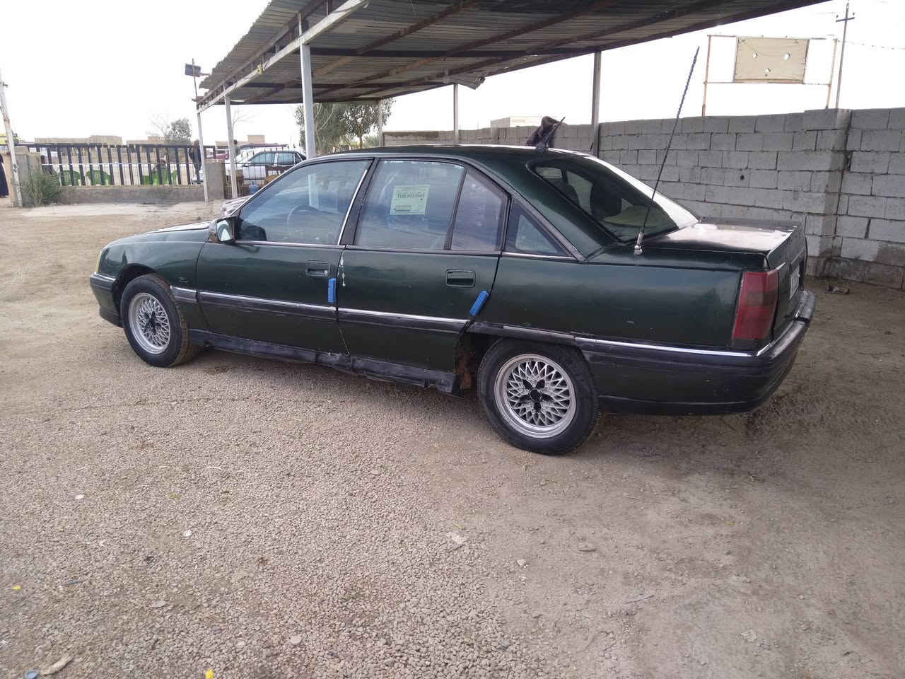 السلام عليكم.   للبيع او المراوس حسب القناعه
اوبل اوميكا موديل 92 رقم انبار دولي تحويل مباشر 
فول اوتوماتيك محرك 2000
تبريد بس ميشتغل 
سياره مصبوغه عام فقط يرادلها بوليش 
تراي كلش حلو 
ويل كب تخم تاير 
سلايت 
العنوان الرمادي ال سبعه كيلو للاستفسار هاتف ***********
