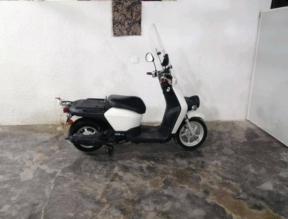 مــاتـۆڕ هــۆنـدای بـێــنــلی ( Honda Benly ) , لەنـگەیە , گـێـڕی ئۆتۆماتیکە , مـۆدێـل 2015 , جــۆری بــزوێـنـەر (ئــەنـجــیـن)ە و قـەبــارەکــەی 110CC و , گـــێـچـی 100 Km / h , حـاسـەیــە ,
ستۆپی سیستەمی CBS (ستۆپی هاوبەش) ە , تایەکانی تازەیـە ,
زۆر پاکە ...
ژ.م ***********
