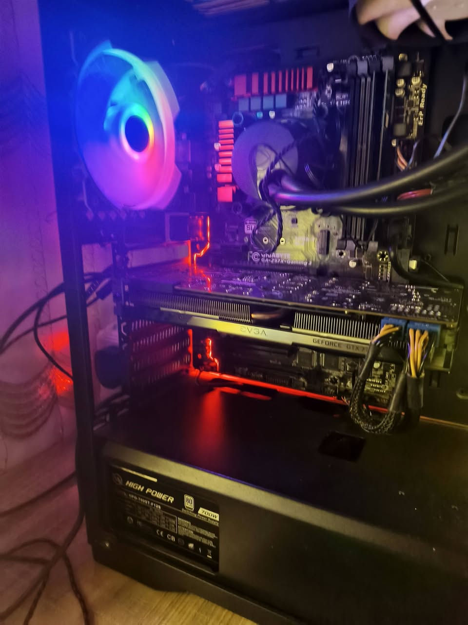 تجميعة Pc للبيع الفئـة المتوسطه
على بركة الله 

(للالعاب البسيطة +المونتاج+تصميم+الدراسة)

CPU\ i7 4790

GPU\ gtx770

POWER\ 700w

RAM\ 16gb (8x2) ddr3

HARD\ 550gb (250gb+320gb) hdd

MB\ GA-Z9ZX-gaming 3 من gigabyte

COLER\ مائي 

حرارة المعالج بالضغط متعبر ال٥٥

متوفر توصيل 

رقمي *********** 

ملاحظة ( الجامة مال كيس ما موجوده) 

سعره 360

بيه مجال بسيط للشراي
