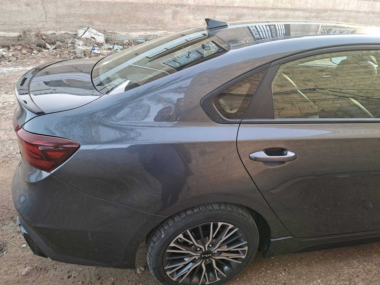 السلام عليكم كيا فورتي موديل ٢٢ جيتي لاين فول مواصفات سياره جديده الضرر موضح بالصوره ولباقي مكفول اي استفسار هذا رقمي سياره رقم بغداد ***********
