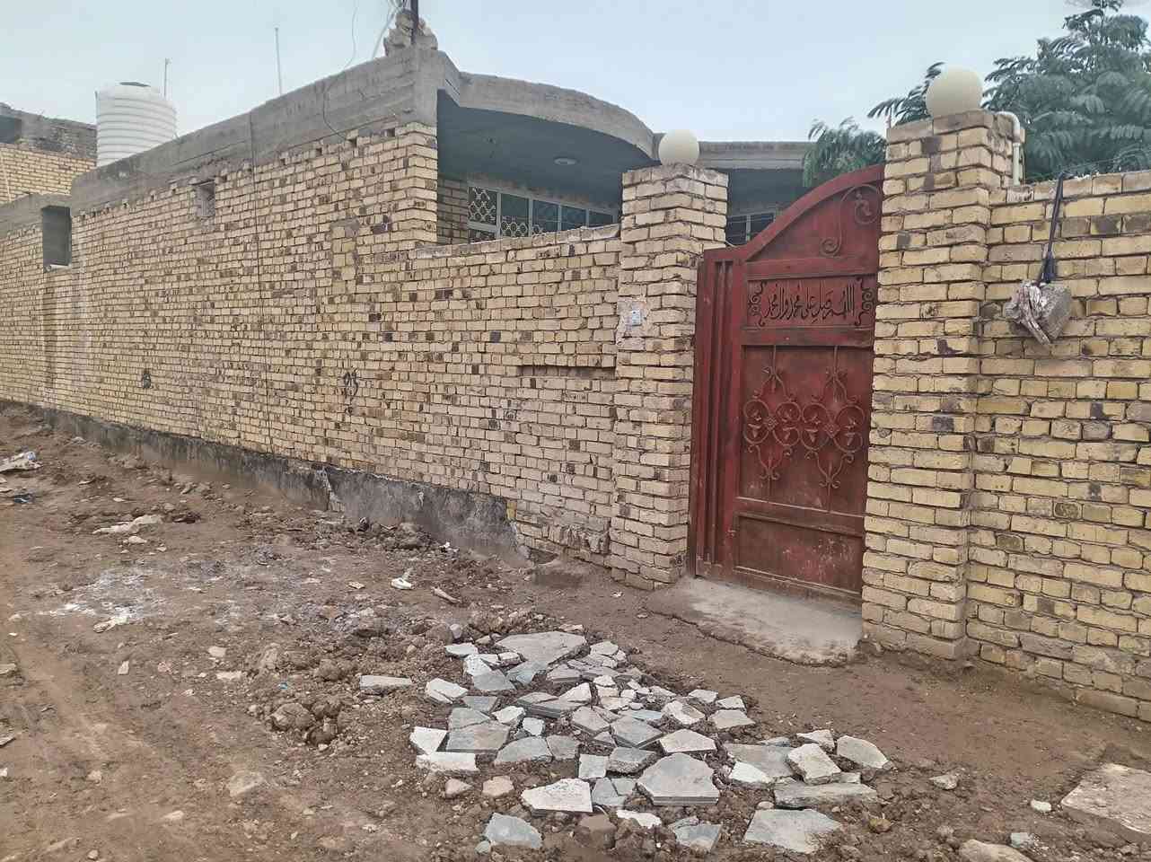 السلام عليكم بيت للبيع مساحه 225 ركن ع شارعين مقابيل بيت براهيم ثجيل القديم البيت يحتوي ع غرفتين وصاله ستقبال مطبخ صحيات خارجيه وداخليه كراج وحديقه للاستفسار رقم التليفون ***********
