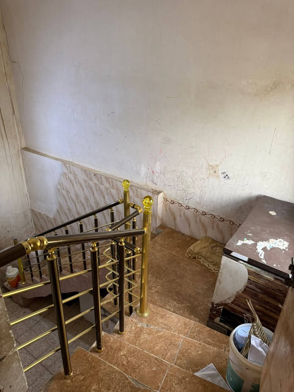 السلام عليكم 
بيت تجاوز الجبل قرب بيت عامر كدر 
شارع عريض لين عدل 
مساحه 130 طابقين بناء حجر وسمنت 
سعر كلش مناسب متوازي ع بيع من الأخير سعره 39 
الاتصال ***********
اخوان الي مو شراي لا يتصل وتعال وشوف بعينك إذا اكو هيج سعر بل منطقه والله يبارك لليريده
