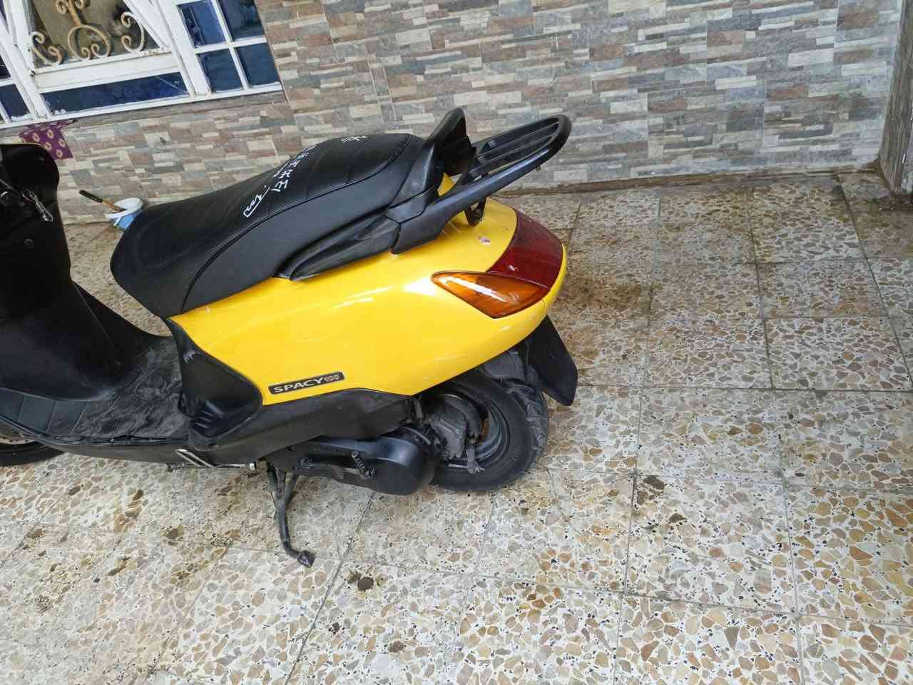 سبيسي ياباني للبيع الدراجه جديدة صارله شهرين من طالعه من المعرض الدراجه كفراته اصليه وكفاله دراجه لوك ما ماشيه هواي وكله بلاديه برغي🔩 تجاري مابيه كل نقص مابيه المكينه خرسه شرط ماتسمعه صوت ناعمه كلش فقط مبدل ولفات سعر ٧٥٠جوه سوك مكاني الكوت ***********
