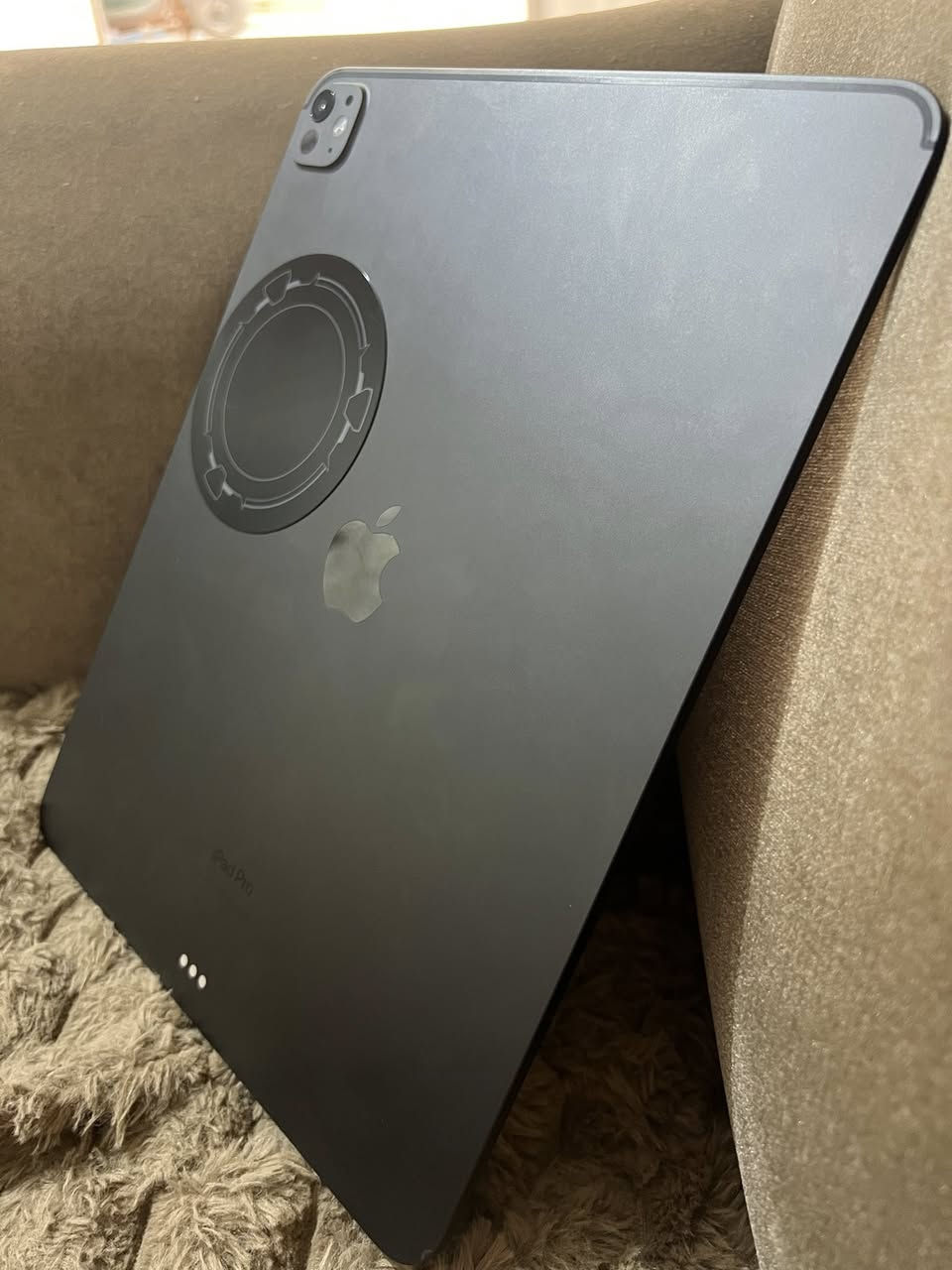 السلام عليكم
عندي ايباد 11 m4 حجم 13 اكبر حجم نموذج m... بطاريه 97 ... عدد دورات الشحن 135... الذاكره 256... بعده بالمضان لحد 2026/8/3 يعني 7 اشهر بعدله ضمان الشركه 
الشغلات المتوفره ويه الايباد 
1- جنطه ايباد اصليه داخلها فرو غير 
2- لزكه شاشه مات اضافيه احتياط اصليه
3- كفر اصلي من شركه KAKU
4- فريز اصلي 
5- الكارتونه والشاحنه مالته كامله
يعني جاهز من كلشي 
مثل ما موضح بالصور الجهاز نضيف كلش 

 متوفر واتساب وخط مفتوح  ***********
السعر 1375 وبي مجال بسيط حك الجيه
العنوان : بغداد شارع فلسطين تجي تاخذه من بيتي
