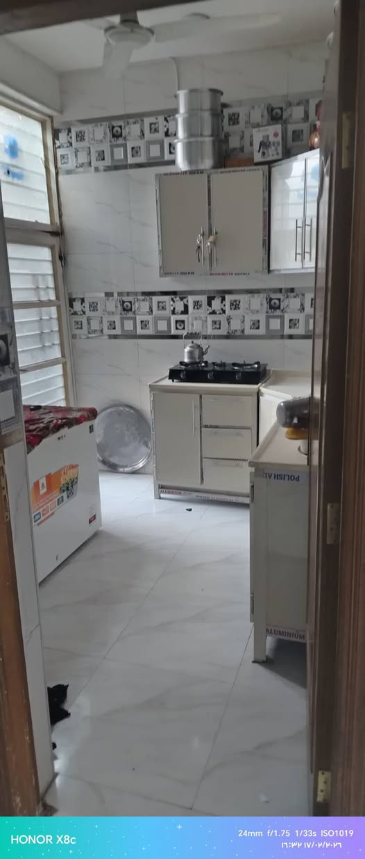 السلام عليكم دار للبيع مساحه 100 شارع الكبان مقابيل شارع الصيدليه استقبال ومطبخ   غرفه نوم صحيات غربيه صحيات خارجيه مطبخ حار مطبخ بارد الاستفسار ***********
