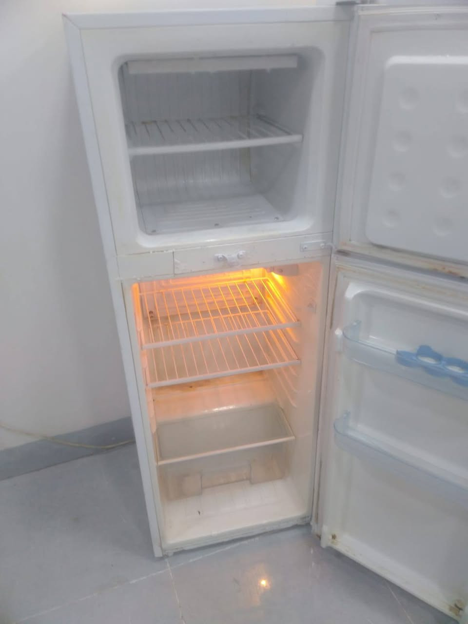 ثلاجه للبيع مكتبيه كلش نظيفه السعر ،٧٥الف بشرط تاخذها تجميد فول الاتصال ***********
