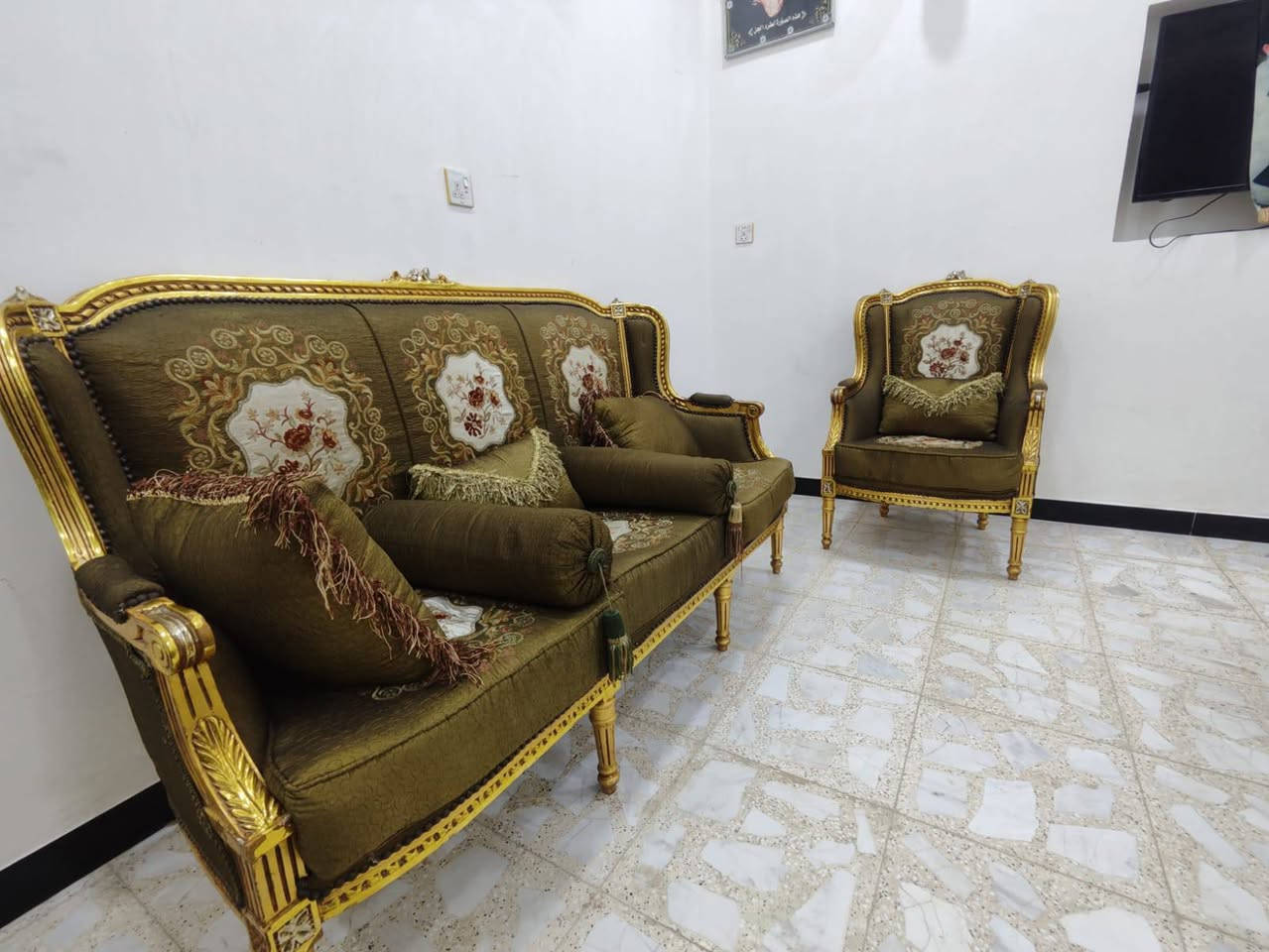 السلام عليكم تخم زان مصري مقعد 10 زائد طبلات كبيره واثنين وسطيات النظافه جيده المكان بغداد تواصل على هذا الرقم واتساب اتصال ***********
