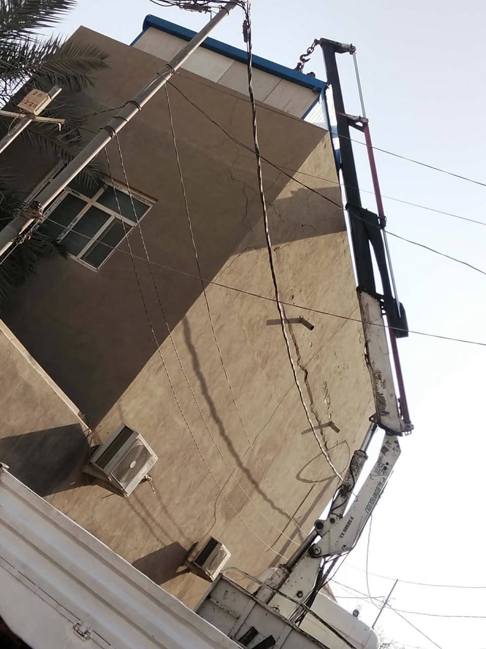 سلام عليكم سكانيا كرين13 طن مكينه انجكتر كير 4*4 طول بديه سبعه وربع صافي تخم تاير وحداديه جديده مسجله كرين ‭ ‭٠٧٨١ ١٨٨ ١٠٩٩‬
