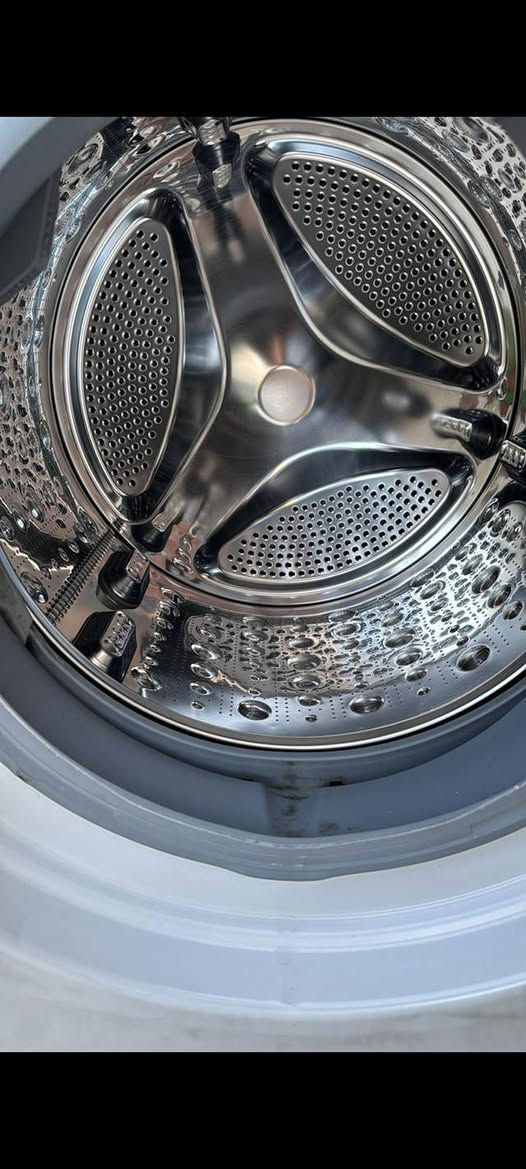 🔵 للبيع غسالة + نشافة LG أصلية 15 كيلو – فول  مواصفات

موديل: حديث اخر اصادر 
📦 السعة: 15 كغم غسيل

📅 الاستعمال: ٦ أشهر 
✅ الحالة: ممتازة جداً
✅ مابيها أي عطل
✅ استعمال بيت ونظيف
🌟 المواصفات المميزة:
🤖 AI (ذكاء اصطناعي):
الغسالة تعرف وزن ونوع الملابس وتختار أفضل برنامج تلقائياً حتى تنظف أكثر وتحافظ على الملابس
🔥 Steam (بخار):
تنظيف بالبخار يقتل الجراثيم ويزيل الروائح ويخلي الملابس أنعم ويقلل التجاعيد
📱 Wi-Fi:
تگدر تربطها بالموبايل وتتحكم بيها وتشوف وقت انتهاء الغسيل
⚡ توفير بالكهرباء والماء
🔇 
👕 مناسبة للبطانيات والملابس الثقيلة


**إذا كنت صاحب هذا الإعلان وتريد حذفه لأي سبب، رجاءا أرسل رسالة إلى الدعم الفني**