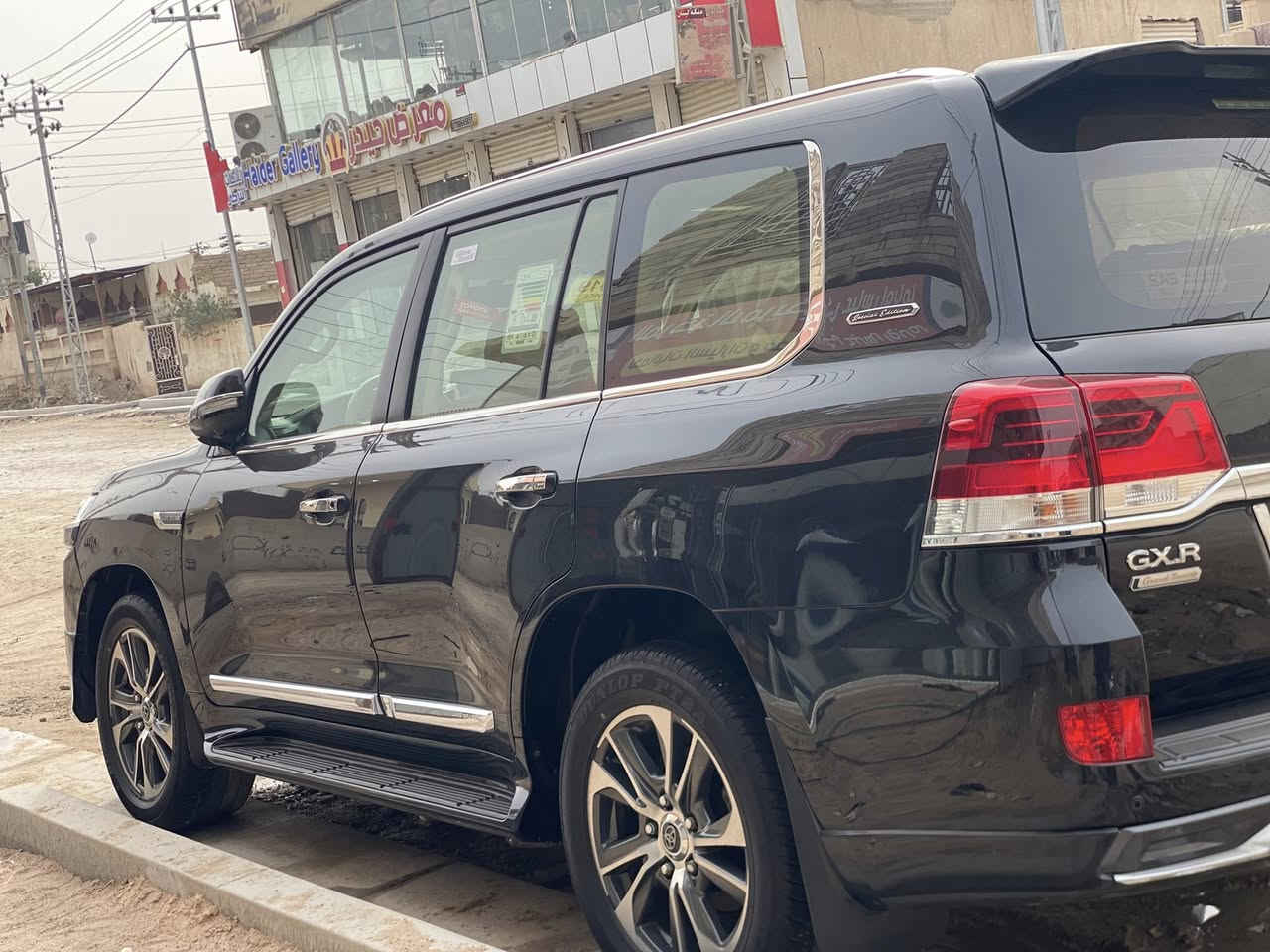 لاند كروز 2016فول 8سلندر ماشيه 110 سياره جديده ما متعوبه بيه جاملغ تبديل ولبنيد بس صبغ بدون اي شي لا شاصي لا ولغد 
شاشه 
فتحه 
كشنات جلد 
اربع كامرات
تخم تاير مواصفات الاند كروز المعروفه 8ارباك اصل مو شد
زنون عالي ناصي 
حساسات خلفيه 
رقم مميز مكانه بصره قضاء المدينه ***********
السعر 386وبيه مجال
