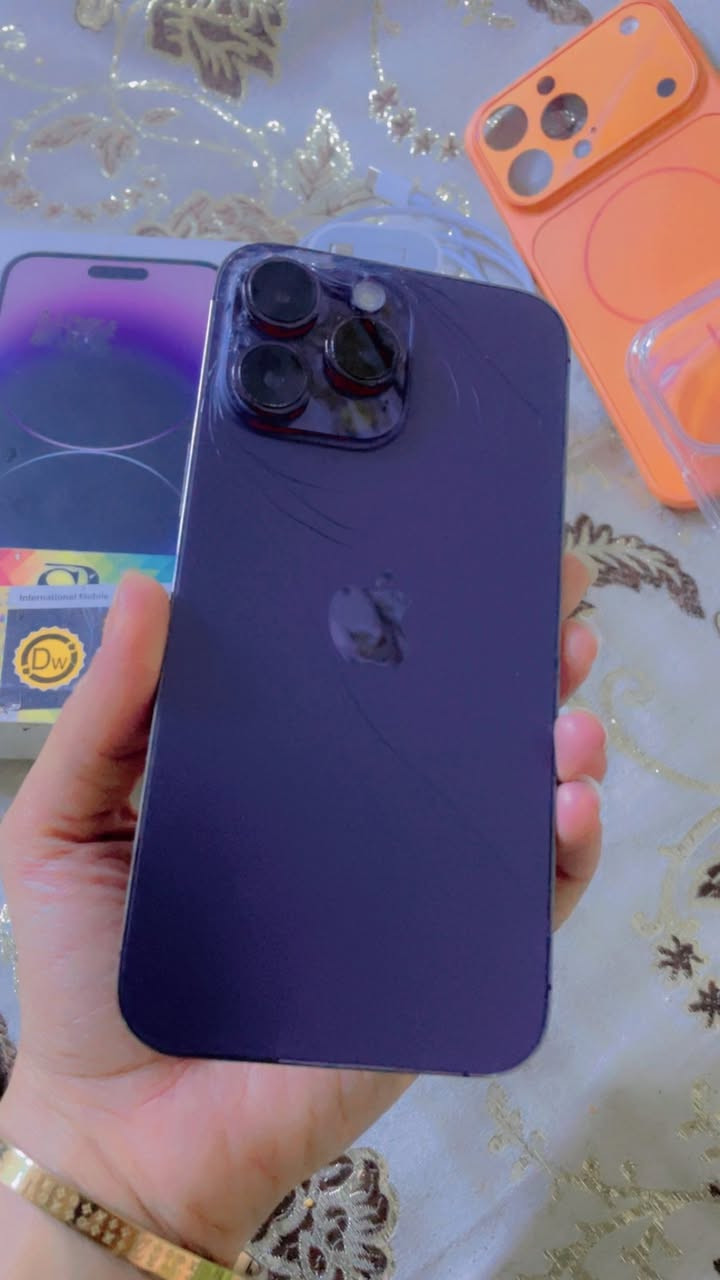 سلام عليكم 14برو ماكس شرق اوسط ماستر كرتونته موجوده ذكره 256بطاريه 86 مبدل شاشه وضهره مكسور حورته 17سعر 675ملحقات كرتون وشاحنه وكيبل ***********بغداد مدينه الصدر
