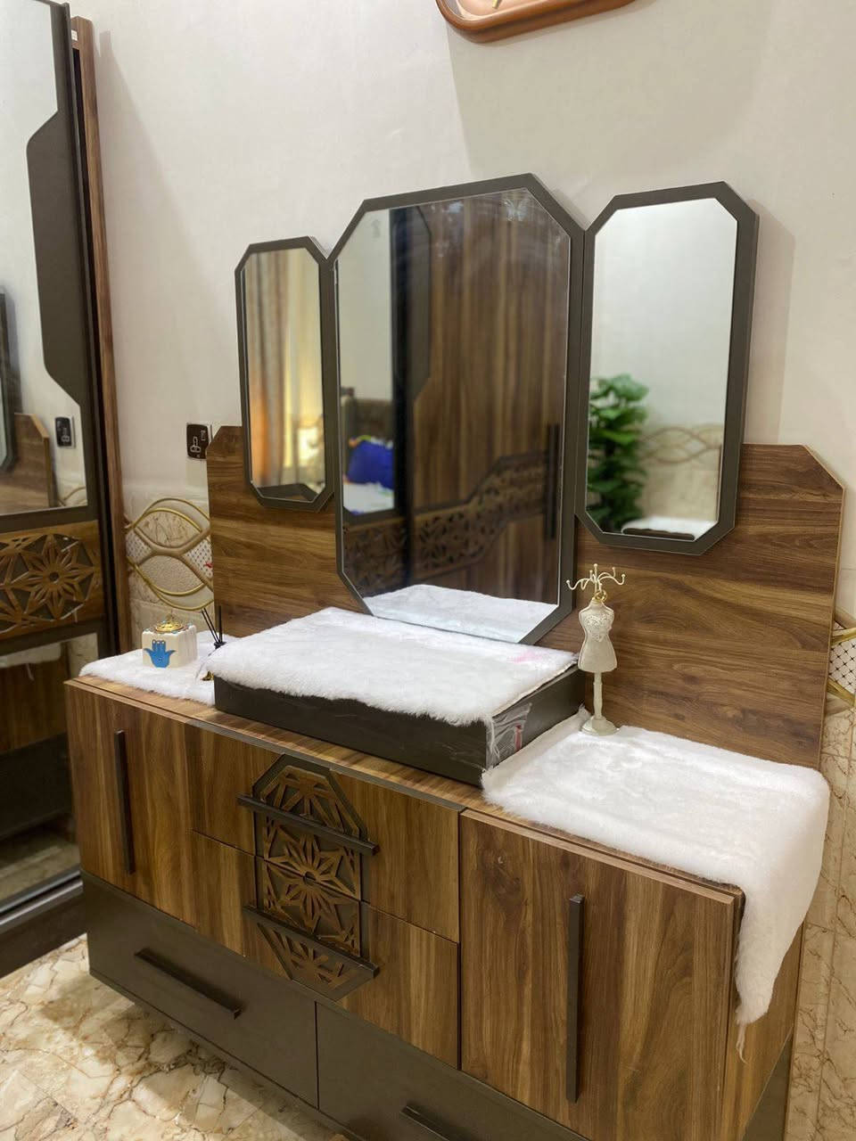 غرفه لبيع اخت نضيفه متكونه من 7قطع وسعره ب450 وبيه مجال رقم***********
