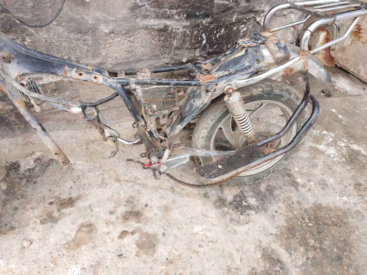 شاصي للبيع بس محرك ***********
