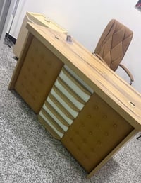 ميز ١٣٠ • جلد وخشب • بدون كرسي