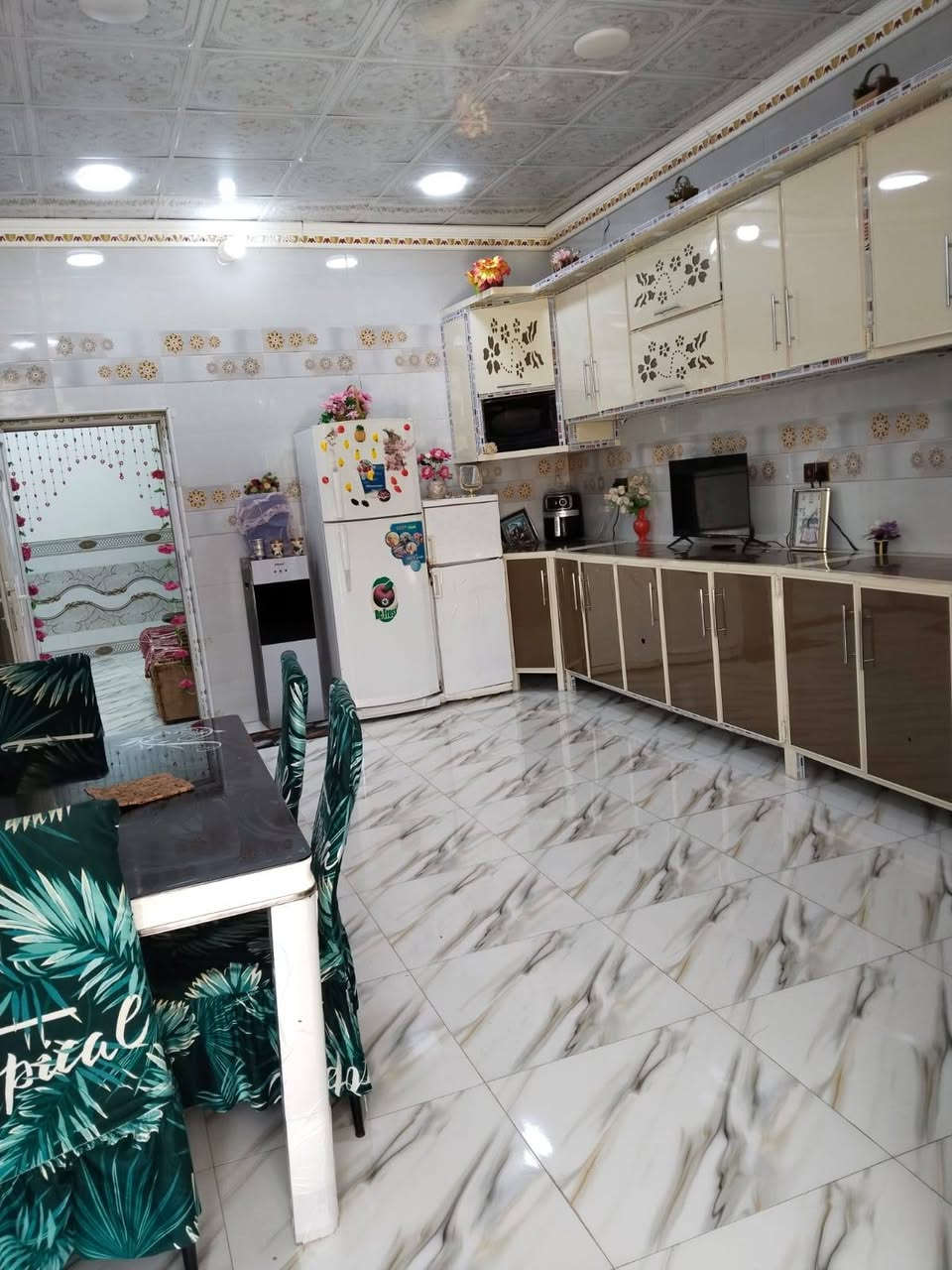 يالله السلام عليكم بيت للبيع مساحته 260
العنوان سديناويه شارع ابو مهدي المهندس
كل الخدمات متوفر 
بنيان درجه اوله طبوك صب كونكريت
البيت بي غرفتين وصالتين وديونيه ومطبخ وصحيات دخليه وخرجيه يحتوي على شقه خارجيه  
باقي التفاصيل  تواصل اتصال
***********
