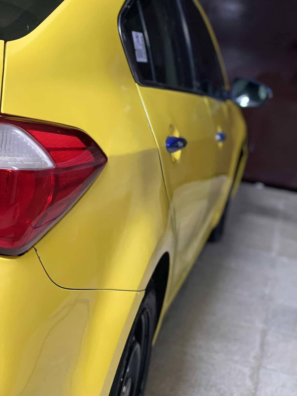 سلام عليكم
كيا فورتي موديل 2014 
السياره نص فول
 تحكمات ستيرن 
و مري شفط 
و اشاير بل مري 
وتدفئه وتبريد فقط نقص غاز  بيها
.كير مشدود مال حاويه وعل ضمان محرك نضام طاحونه خير من الله السياره لكن عوزها طوبات  جهه  اليسار بسبب الرفع الزائد للسياره من بدلت الكير طكن الصدر جديد بل كامل من المشط للدبل  للباقي قبل شهرين بدلته  وعوزها مجاول لان بدايه خربطه بيهه ما فاحصها تخمين فقط 
 تصليحات وبدل جاملغ اليسار و بنيد ودعامية بيهه لحيم شاصي طاك من جهه  الباتري بسبب الحادث لكن شي كلش بسيط 
الباقي كله رقم واحد فقط جاملغ ايمن مفتوح راجع عل بارد  مثل ما وضحه  بل صور
 وحادثها مقارب للصوره الموجوده 

ؤكلشي بل سياره كتبته رجائا اليتصل لا يكول شبيهه مابيها البيها كدامك
 كتابه وصوره 
السيارة بسمي المالك الشرعي الها 
هيئه مطلوبه 9 الاف وغرامه 200 الف 
العنوان مدينة الصدر 
السعر 95 وقابل للتفاوض ان شاء الله
الرقم ***********
