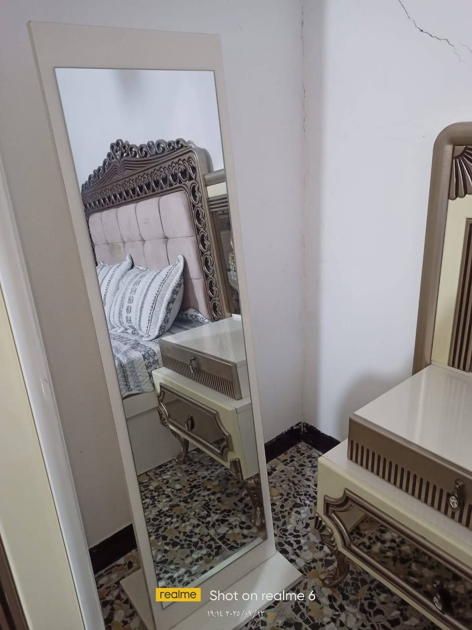 غرفه نوم ٩ قطع ٩٠٠ وبيها مجال قليل نظيفه كولش  *********** وتساب
