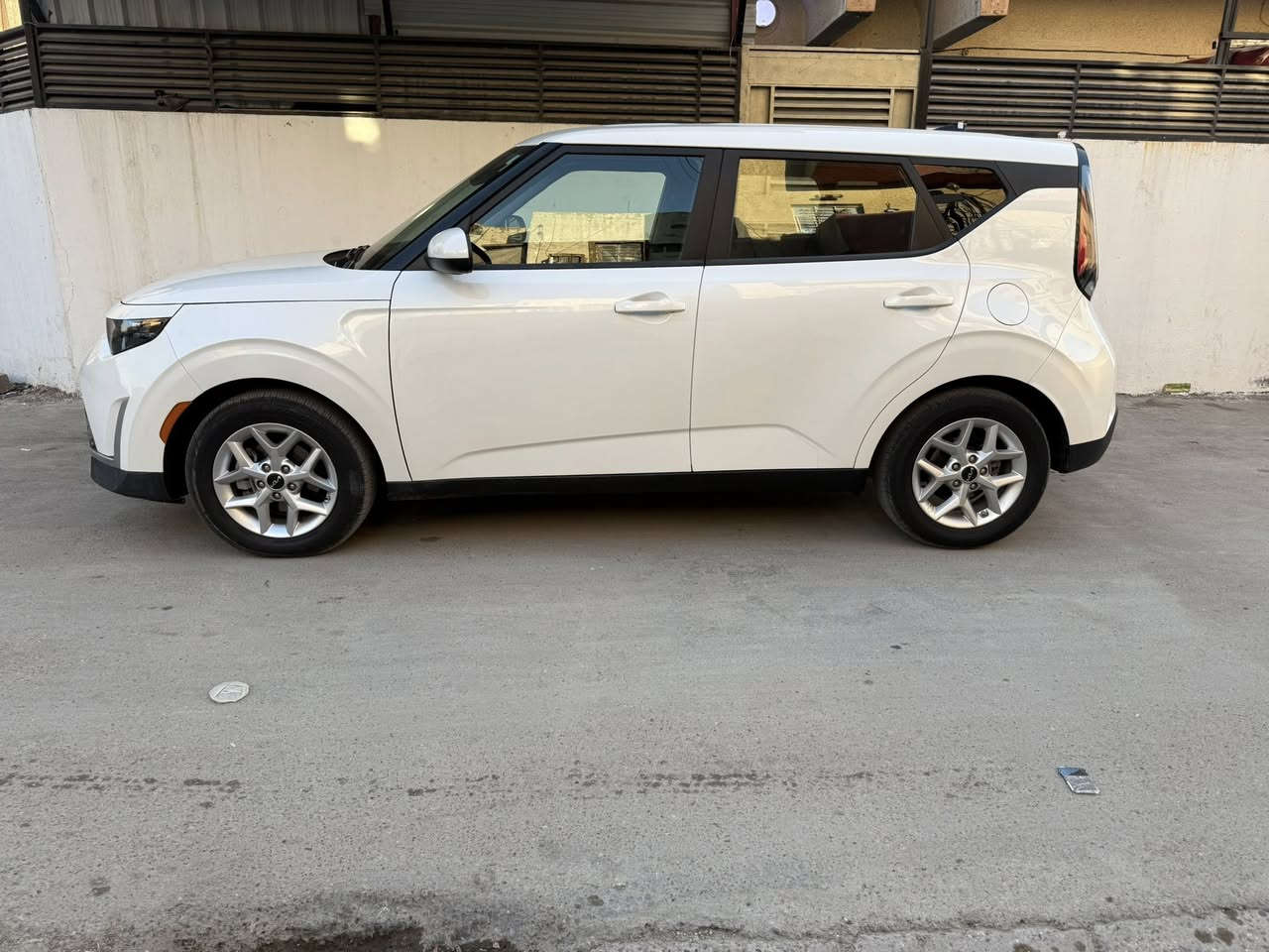 السلام عليكم كيا صول 2025
ماشيه 11 الف فقط

مواصفات LX معروفه

رادارات جميع الاتجاهات

تحديد مسار وقياده ذاتيه

وباقي المواصفات كما موضح في الصور

الحادث جاملغ امامي امبدل نفس اللون (صور الحادث داخل المنشور)
السعر 155 وبيها مجال 
***********
