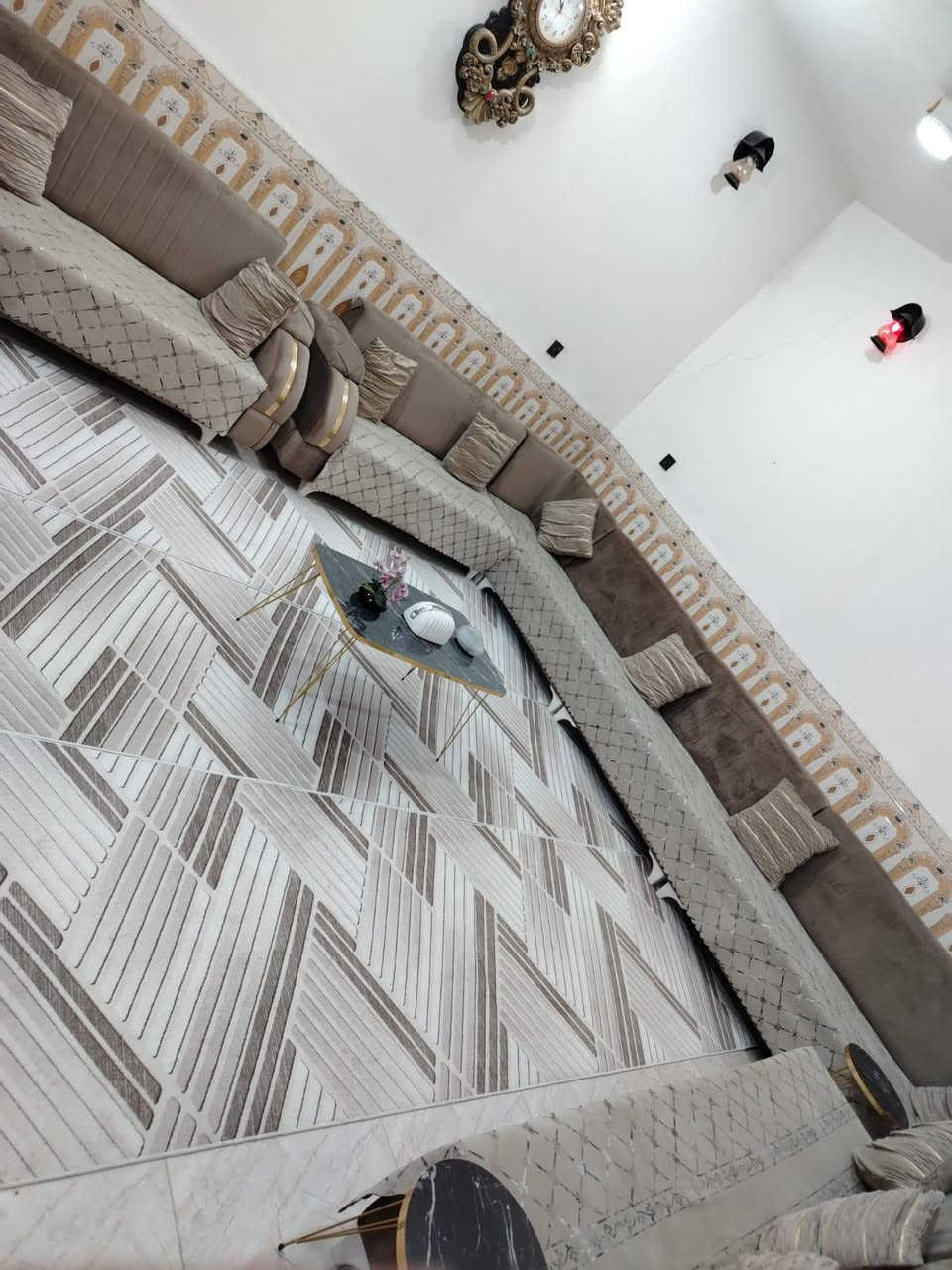 سلام عليكم 
دار زراعي سند 25 للبيع 100م يحتوي على استقبال وصاله ومطبخ وغرفه وصاله صغير بالطابق الثاني وصحيات داخليه و خارجيه الاستفسار الاتصال ع الرقم ***********
العنوان بستان الخصيمه
