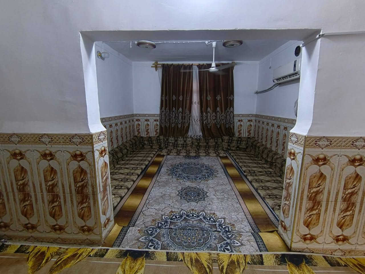 السلام عليكم
دار للبيع مساحة 125 متر خلفي طابقين يحتوي فالطابق الأول على استقبال وغرفه نوم ومطبخ وصحيات خارجية وداخلية والطابق الثاني يحتوي على ثلات غرف نوم وصحيات مشتركة 
المكان حي العسكري العابد قرب السوق السعر 95 وبي مجال للاستفسار الاتصال على الرقم ‏‪0782 624 1061‬‏
