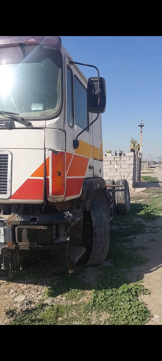 السلام عليكم راس تريلاه مان رقم بغداد مكينه بيها بخار التريلاه شغاله سعر ٣٥ مكاني بغداد الجديده ***********
