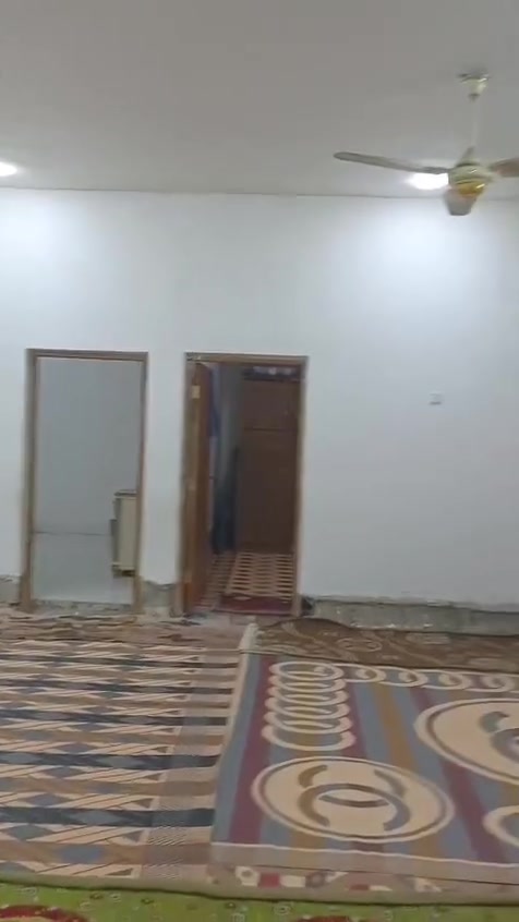 سلام عليكم بيت لبيع مساحه ٣٥٠ متر بيت كامل نقص بس ارضيه حي طارق نهايت سيطره القديم حي الامير رقم الهاتف ***********
