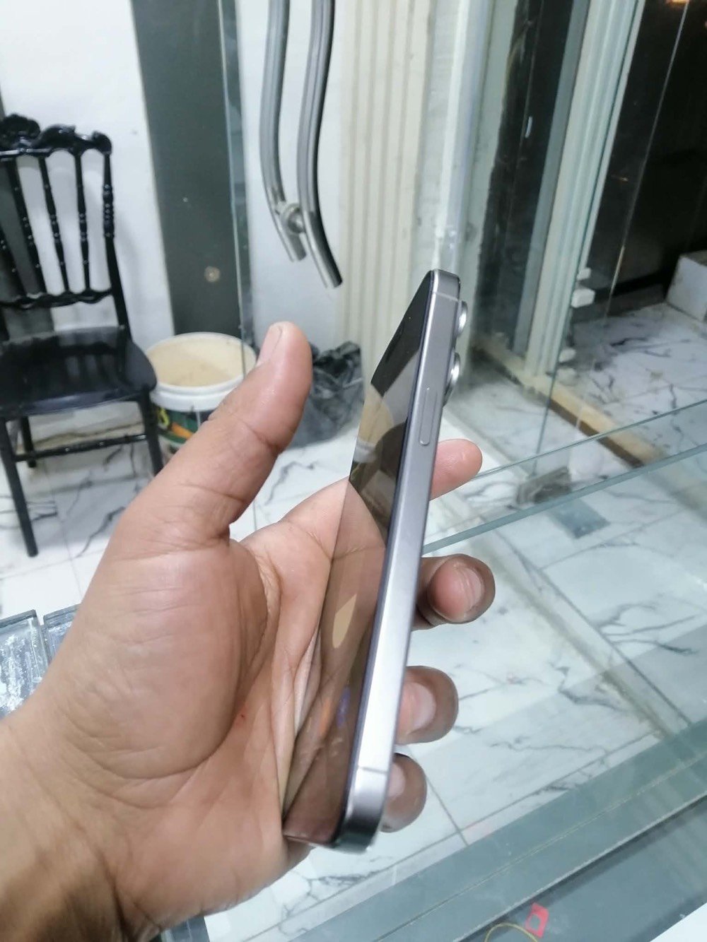 السلام عليكم شباب 
ايفون 15 PRO MAX تيتانيوم 
الجهاز نظافته ع عالم شخط مابيه يلمع اصلا
بطارته 88 اصليه 
ذاكره 256GB 
مبدل شاشه مال تفصيخ احسن نوعيه بالسوك 
كلشي شغال بالجهاز حاله حال الوكاله
تجي للبيت تفحصه ع راحتك اي خلل بيه تاخذه بلاش 

سعره 850 الف فقط ✅
مكاني بغداد الدوره ✅
رقمي ***********