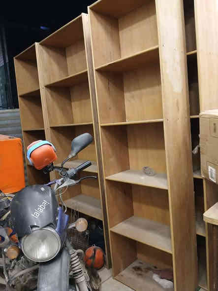 بوفيه ٦ قطع سعر القطعه الوحده ٢٥ بيه مجال خشب صاج نضيفه اي ضرر مابيه مكانه اليرموك 
***********
