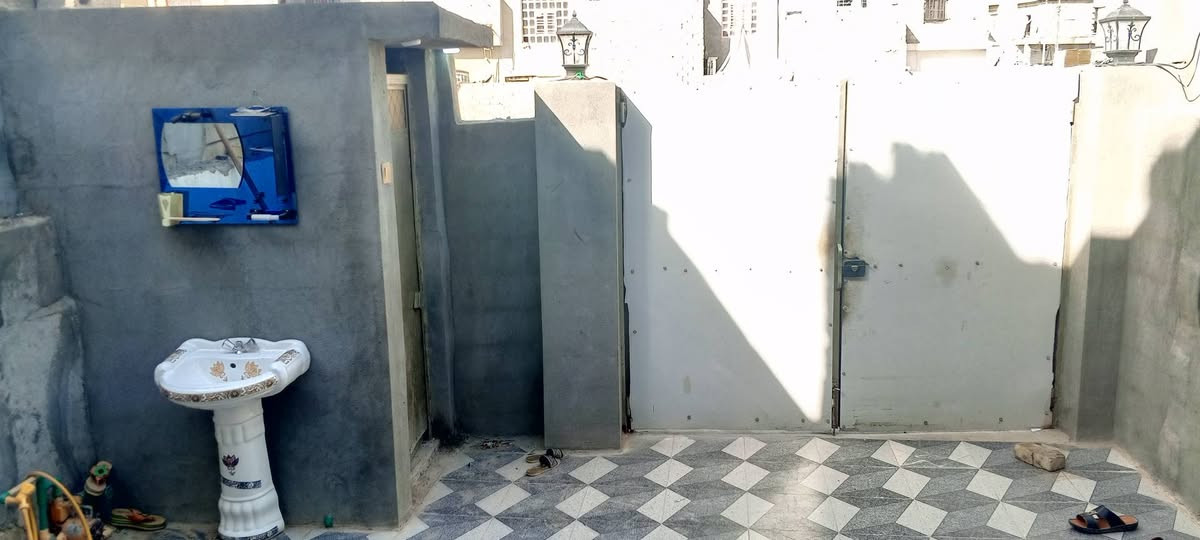 بيت للبيع في الاجولان الثانيه البيت طابقين 
مكونات طابق الاول 
غرفه +صيحات +صاله+مطبخ كامل سيراميك 
مكونات طابق ثاني 
غرفه +صيحات +صاله كامل سيراميك 
الاستفسار الاتصال علا الرقم***********
