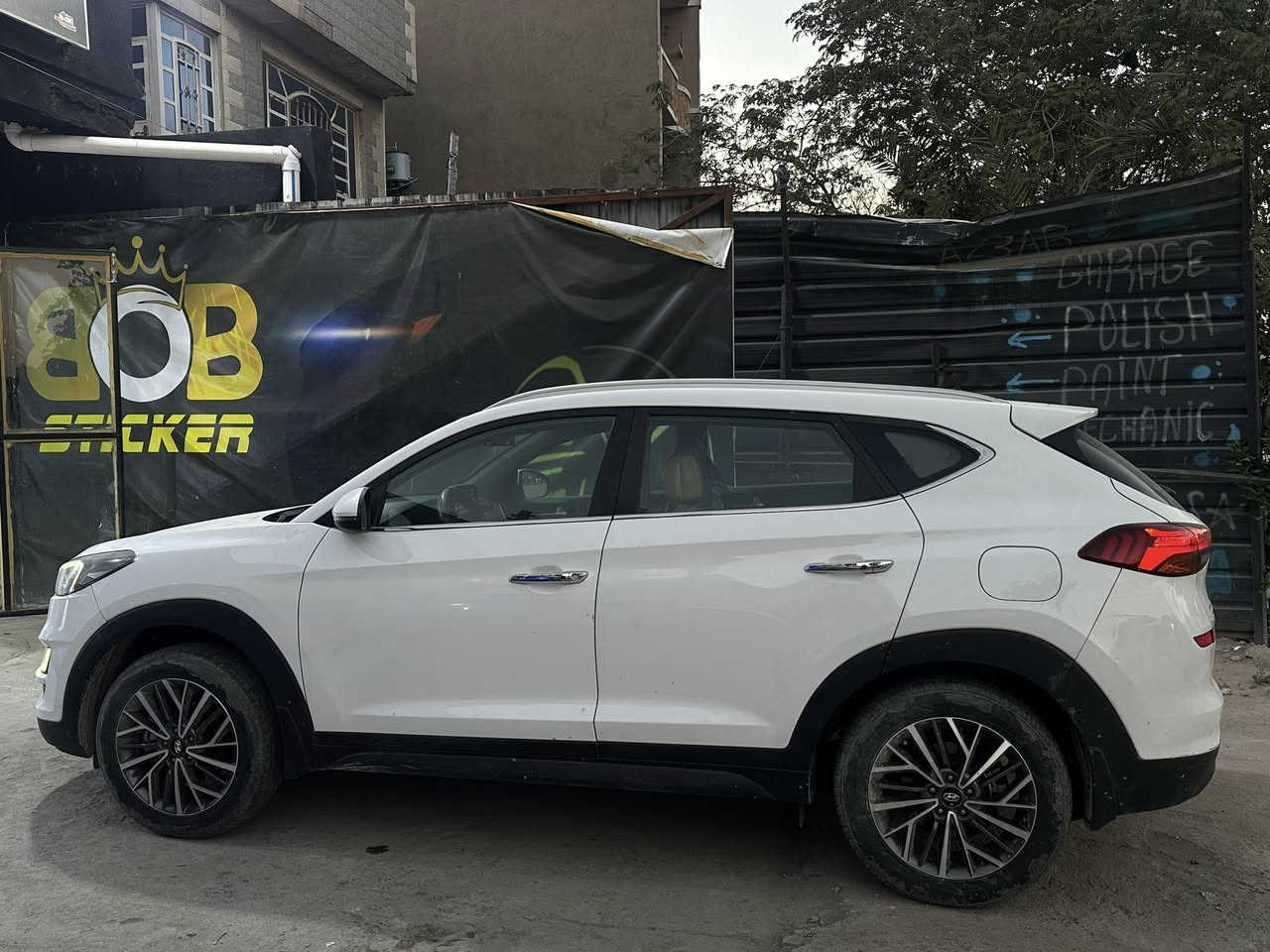 السلام عليكم
للبيع توسان 2019 خليجي
سياره نضيفه (( ماشيه 29 الف حقيقي ))
 مواصفات ♥️
"بصمة تشغيل وبصمة ابواب 
"اشاير بالمري + مري شفط 
"ثلاجة بالجكمجة 
" حساسات امامي  وخلفي  اصلي  
" كاميرا خلفية
" ثلاث وضعيات قيادة
"كروز سرعه
" شحن لاسلكي 
" بلوتوث+ AUX 
"تحكمات صوتية 
"كراسي كهرباء
" دبل ايرباگ
" تحكم ستيرن
" حساسات
" تبريد قطعتين 
" لدات نهارية
" انارة ابواب ومري
السعر(( 189 )) بيها مجال 

ملاحضه . بيه صبغ بلجنطه . شويه بيه شخوط السياره . الله شاهد من 2019 عندي السياره . ماطلع بيه كلشي بيه بلادي 

العنوان / بغداد الاسكان . او البياع  
رقم بغداد بأسمي  
اتصل فقط  ***********
