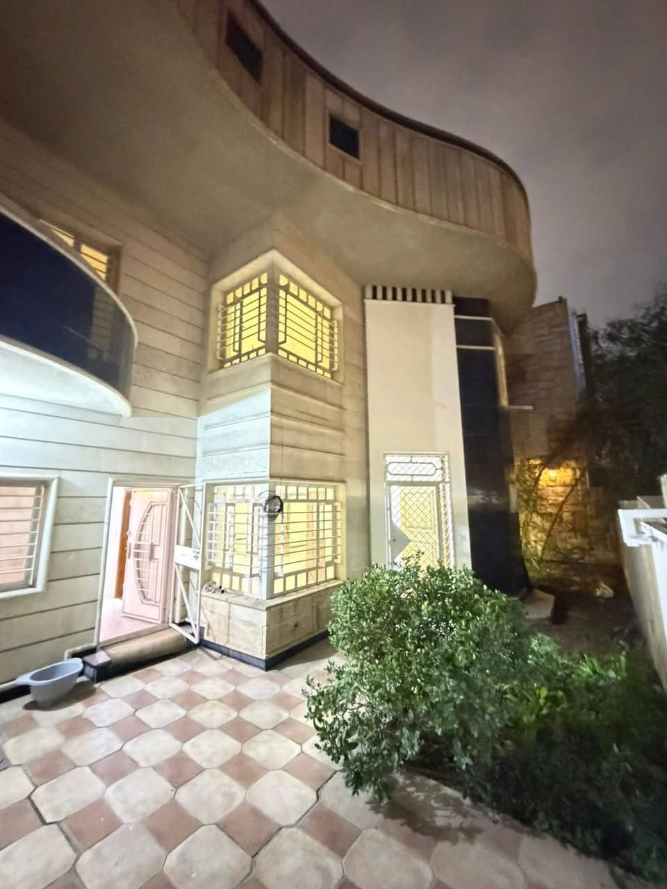 ⭕️.للايجار 

⭕️.دار مساحة 250 متر 

📍.المنصور المتنبي موقع مميز قريب شارع14 رمضان 

⭕️.يحتوي على غرف منام عدد4+صاله كبيره مع صاله داخليه واسعه +مطبخ حار بارد +خدمات صحيه +كراج وحديقه 

🟢.للاستفسار والتواصل /***********

✅.يتوفر لدينا عروض ايجار بمختلف المساحات التجاريه والسكنيه داخل مناطق بغداد كرخ/رصافه 

📍.منصور.يرموك.قادسية.حارثيه.جادريه.عرصات الهنديه.كراده وضواحيها
