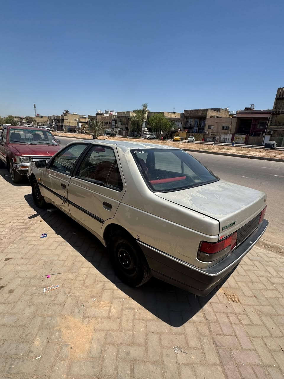 السلام عليكم بيجو روى 2009 بأسمي السيارة رقم بغداد..... تبريد شغال محرك كفالة (الجراد الي بيهة مثل ما موضح بالصور) تخم تايرات جدد دوشمة جديده نظافة الغرفة مثل ما تشوفون بالصور السيارة مكفولة من محرك وشواصي 
سعرها 26ورقة وبيها مجال عنواني بغداد حي اور  وهذا رقم تليفون (***********)
