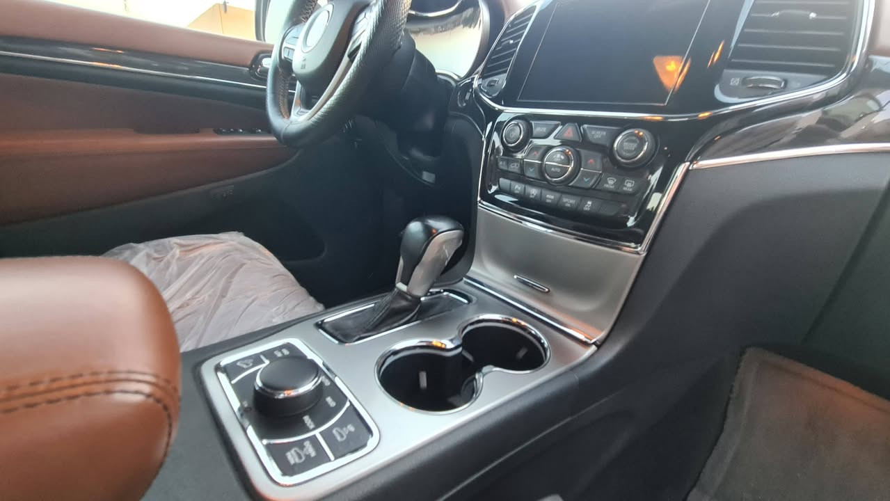 جيب كراند شيروكي أوفرلاند ٢٠٢٠ (خليجي)
وكالة ليث العبيدي 
فول مواصفات 1/1
ماشي 70mile الف
السعر : 310 وبيه مجال ان شاء الله
* السيارة بيها تبديل جاملغ ايسر وكالة فقط خارج لا لغود ولا شواصي كفالة عامة من الشخط وبيها ايظاً بارد شبر بالايمن.
المكان: ميسان/ العمارة
***********
مكلف بالنشر يرجى الاتصال بالرقم في الاعلى.
المواصفات:
▪︎ نظام تعليق هوائي (جكات). 
▪︎ دفع رباعي 4x4
▪︎ تشغيل عن بعد 
▪︎ توقف ذاتي ومانع اصطدام
▪︎ تحذير النقطة عمياء ⚠.
▪︎ نظام تحذير عند تجاوز السرعة المحددة. 
▪︎ تعديل وضعيات مقود السائق كهربائيا. 
▪︎ مرايا تعتيم ذاتي. 
▪︎ المرايا الجانبية قابلة للطي كهربائيا. 
▪︎ ويل قياس 20 انج.
▪︎ سقف بانوراما. 
▪︎ داخل قرميدي
▪︎ ٣ شاشات مع سمعات.
▪︎ نظام الخرائط (GPS).
▪︎ المصابيح الأمامية LED. 
▪︎كشافات الضباب LED.
▪︎ المصابيح الامامیة متحرکة.
▪︎ دخول ذكي. 
▪︎ تشغيل عن بعد.
▪︎ الصندوق الخلفي كهربائي. 
▪︎ ذاكرة لحفظ وضعيات الجلوس للسائق. 
▪︎ مساج للمقاعد الامامية السائق والراكب. 
▪︎ المقاعد الأمامية كهربائية.
▪︎ المقاعد الأمامية تبريد وتدفئة.
▪︎ المقاعد الخلفية تدفئة. 
▪︎ حساسات امامية. 
▪︎ حساسات خلفية. 
▪︎ تدفئة ستيرن. 
▪︎ مانع تصادم خلفي.
▪︎ بلوتوث تلفون. 
▪︎ محدد سرعة. 
▪︎ نظام التشغيل والاطفاء الاوتوماتيكي .
▪︎ نظام بريك اوتماتيك
