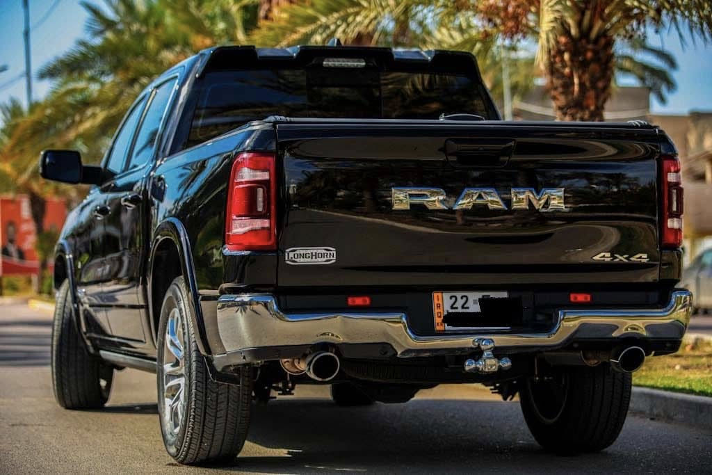 رام 1500 لمتد لونك هورن .خليجي
الموديل : 2023 . (وكالة) هارلم.
رقم اربيل 
العداد :  (47000Km)قابل للزيادة .
المحرك : V8 5.7L . 
الضمان : 3 سنوات او 60 الف كيلو متر . 
مغلقه PPF بالكامل ضمان 10 سنوات
تضليل سنويه لل2027
فول مواصفات 1/1

المواصفات :
* دفع رباعي 4x4. 
* رادار امامي مع مانع تصادم. 
*رادار خلفي
* نقطة عمياء. 
* تحذير الخروج عن المسار.
* 5 كاميرات (360) درجة. 
* لوحة القیادة دیجیتال.
* شاشة عرض لوحة القيادة على الزجاج الأمامي داته شو. 
* لمسات داخليه من الخشب.
* استطفاف ذكي (اوتوپارك).
* دوسات جانبية كهربائية.
* المصابيح الأمامية زنون.
* كشافات الضباب زنون. 
* المصابيح الأمامية LED.
* المصابيح الخلفية LED. 
* دخول ذكي (بصمة). 
* تشغيل عن بعد.
* مقاعد من الجلد الفاخر. 
* المقاعد كهربائية مع ميموري.
* المقاعد الأمامية تبريد وتدفئة. 
* المقاعد الخلفية تبريد وتدفئة. 
* شاشة كبيرة 12 أنچ.
* نظام ملاحة نفكيشن GPS.
* حساسات امامية وخلفية.
* سقف بانوراما.
* مانع تصادم خلفي. 
* مكيف خلفي.
* ويل كروم قياس 20 انج.
* نظام اطفاء وتشغيل اوتماتيكي.
* مرايا كهربائية جانبية من الكروم قابلة للطي كهربائيا.
* شاحن موبايل لاسلكي (واير ليس).
* الشباك الخلفي كهربائي. 
* المرايا الجانبية تدفئة. 
* باب الصندوق كهربائي.
* امكانية تعديل ارتفاع دواسات البنزين والبريك.
* هاند بريك كهربائي.
* المرايا الوسطية كاميرا. 
* حساسات امامية. 
* حساسات خلفية. 
* مرايا مع خاصية التعتيم الذاتي. 
* مساحات تخزين إضافية تحت المقاعد.
*غطاء صندوق المنيوم
*العنون بغداد الكرخ 
***********
