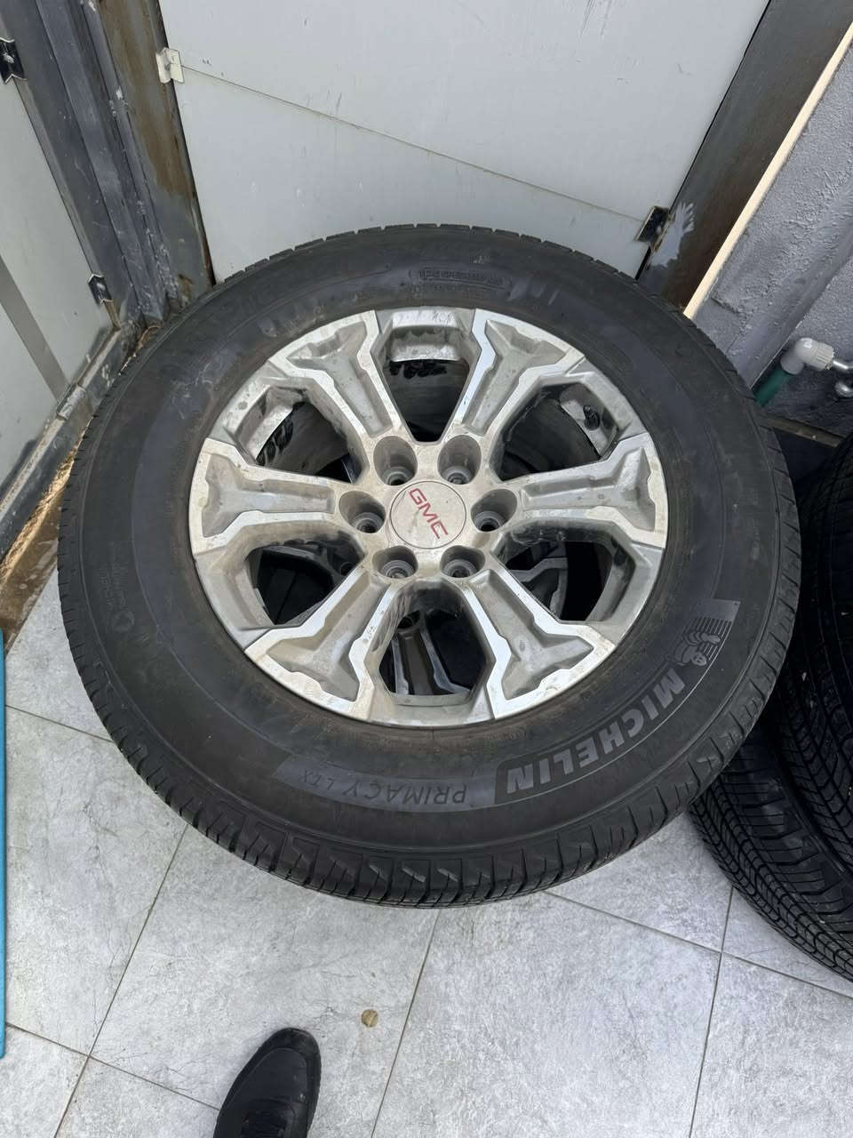 السلام عليكم شباب تايرات جمسي الوياله 18 ماشي عليها الف السعر الاتصال ع هذا الرقم *********** العنوان كركوك
