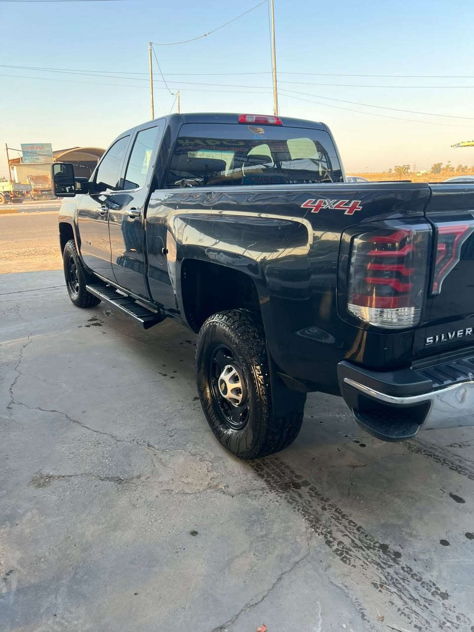 السلام عليكم شوفرليت سلفادور موديل 2017 
V8 مكينة 6200 
نظامين غاز وبانزين 
رقم بصرة شرط التحويل 
ماشية 300 كيلو 
حادثها بأمريكا بس باب السايق مصلح مامبدل بدون ايرباك بدون دواخل يعني لكطة ماتتفوت 
ومن جهه الصدر اكو باردات قليلات بالجاملغات الامامي والخلفي 
السيارة ماشاء الله كاملة وماناقصها اي شي شغل واطلع جاهزة من كلشي تبريد ثلج 
السعر 175 وبي مجال  
للاستفسار الاتصال على 
***********
