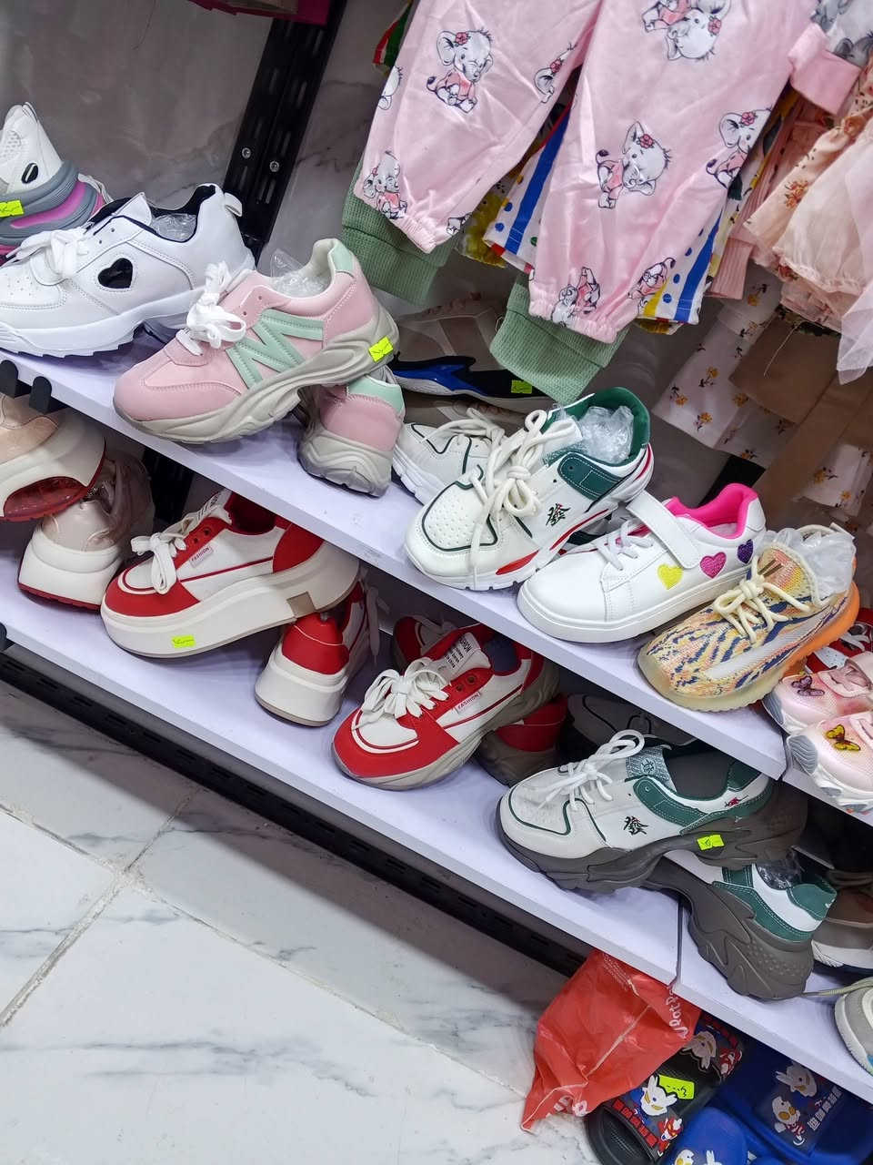 احذيه الاطفال والنسائيه متوفره 💫قياسات من ٢٢ لل٤٠ 
للحجز واتساب او ماسنجر
***********
