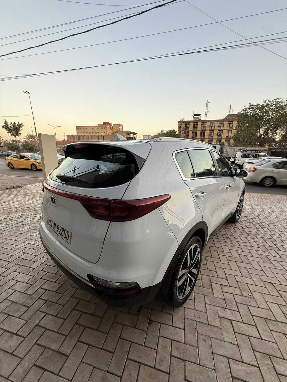 السلام عليكم 
سبورتج 2020 مكينة 2000 دوش مواصفات عادية 
داخل لونين تبريد قطعتين كامرة خلفية دوارة 
شاشة اريل نفكيشن
ماشية 85 حقيقي
بيها صبغ نص جاملغ امامي جهة السايق 
السعر 185 وبيها مجال
بغداد الكرادة 
***********
