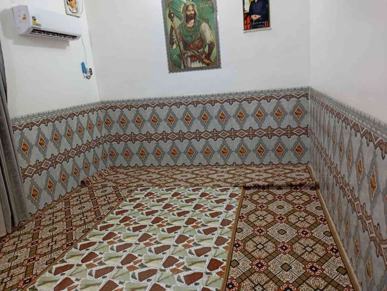 بيت للبيع المساحة الكلية (250 م)
يحتوي على 
-ثلاث غرف
- صالة 
ـ استقبال 
-مطبخ 
- صحيات 
-  حر ما عليه سلفة مداور ثاني يوم 
العنوان الحولي قرب سيد جمال الياسري 
الاستفسار ***********
