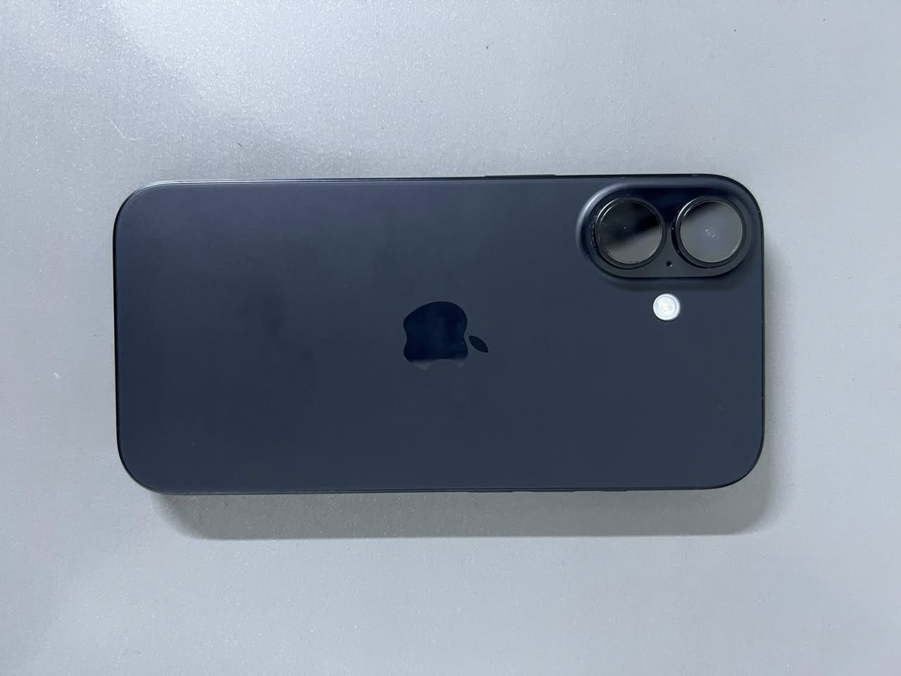 ايفون 16 عادي لون اسود ذاكرة 128 بطارية 97 عدد الشحنات 259 الجهاز نموذج M نظيف كلش شخط مابي شركة ماستر ويا كارتونة وليبل شركة ماستر ع الكارتونة  السعر 925 وبي مجال بسيط مكاني بغداد الكرادة شارع الصناعة ***********
