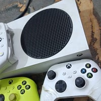 xbox Seres  S الجهاز نضيف حيل وكلشي مابي استعمال قليل ويا 3 جويستك وحد...
