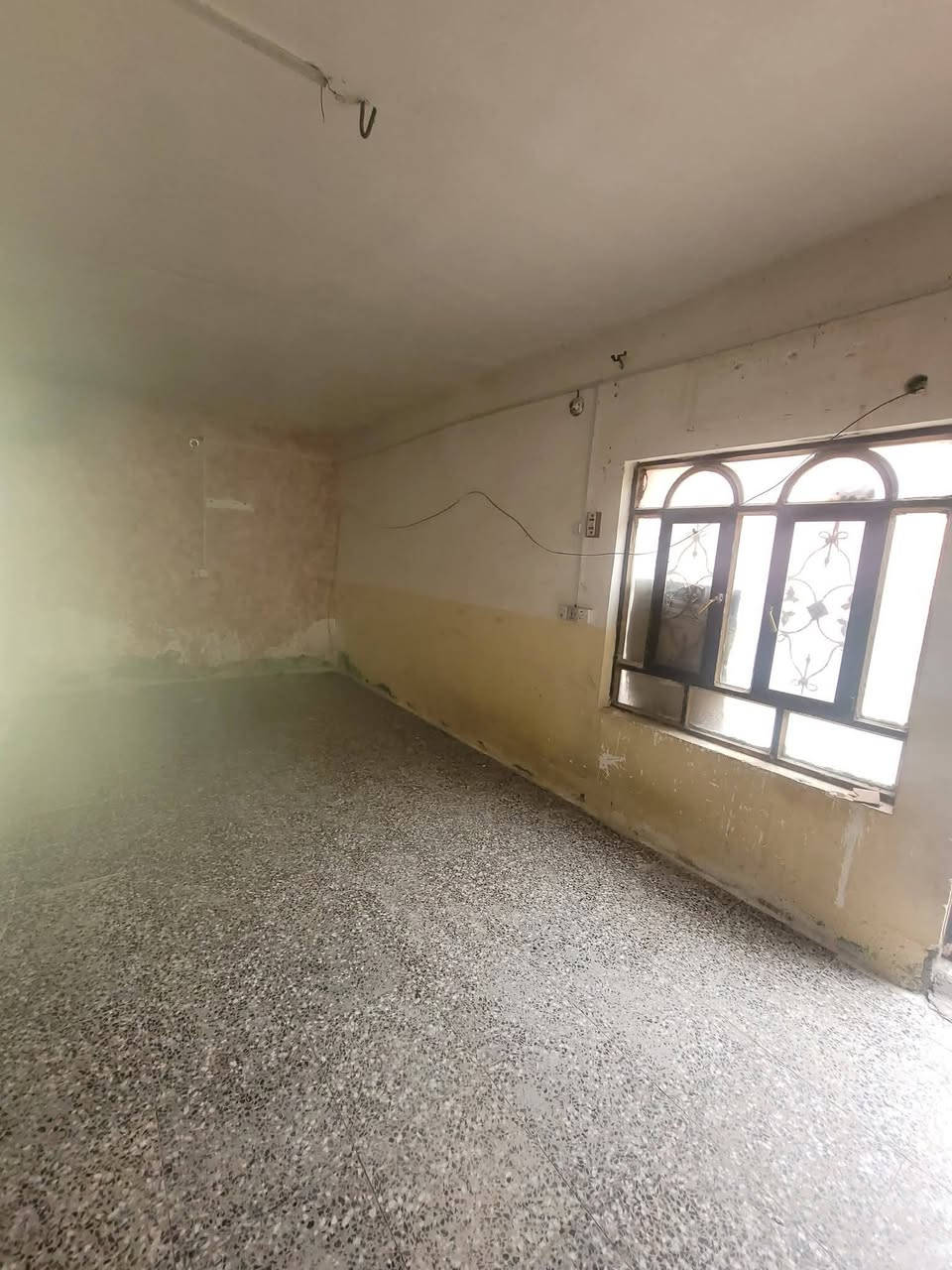 سلام عليكم اخوان بيت للايجار مساحته 200متر  الموقع المحاويل حي ابوسديره قرب المدرسه النجاة قرب المنتز ***********
