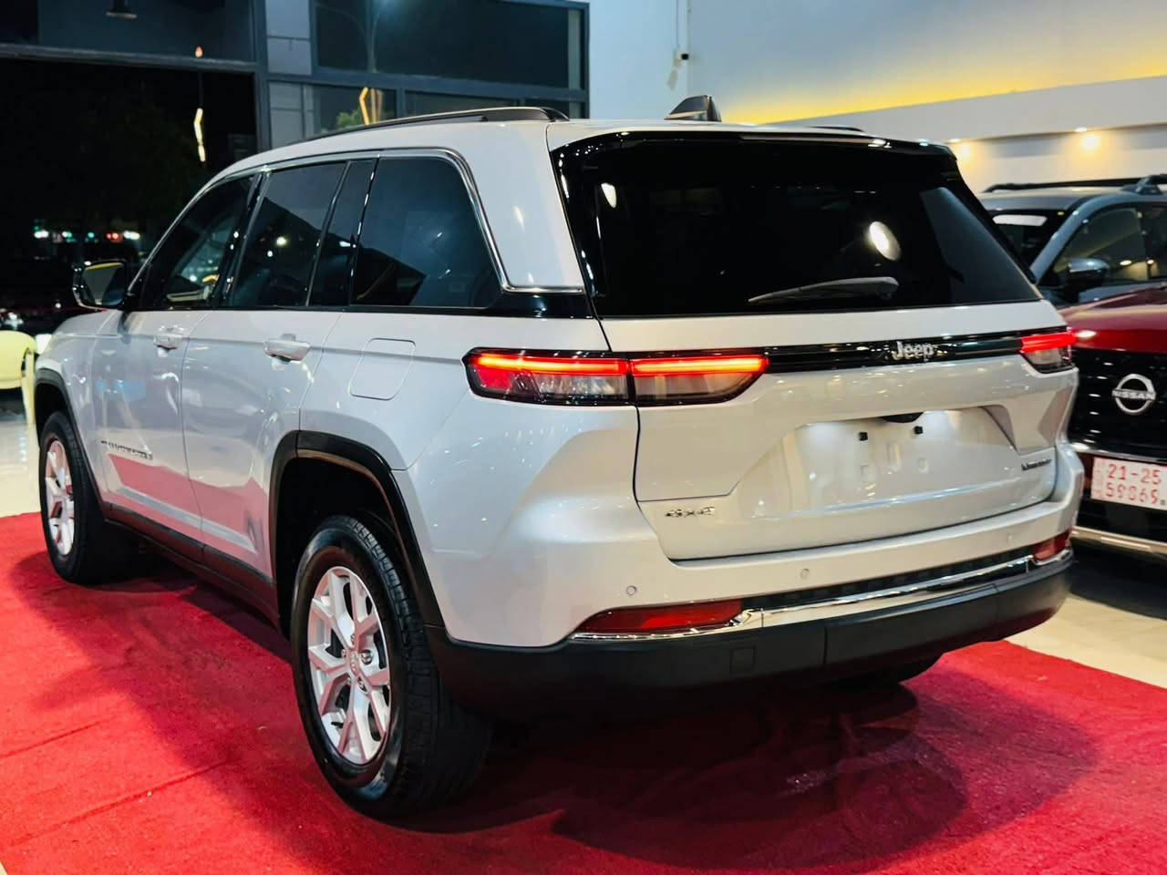 JEEP GRAND CHEROKEE, L LIMITED 2023
لمتد فول 
موديل 2023 كاتي تترقم شمالي 
حجم المحرك V6(3.6L)
عداد المسافه 23الف  مايل 
عدد المقاعد 5راكب

للون سلفر

المواصفات :  
بصمة تشغيل
بصمة ابواب
تشغيل عن بعد (Remote Start)
صندوق شفط كهربائي
رادار امامي (تحديد مسار)
رادار جانبي (نقاط عمياء)
رادار خلفي (تحذير من الاصطدام)
دفع رباعي 4×4
شفتات+تحكمات استيرن 
تدفئة استيرن
كشنات جلد
كشنات+تدفئة
تبريد مركزي 
تحكم وضعيات القيادة Drive modes 
شاشة دشبول ديجيتال
كير ماوس
شاشة كبيرة لمس+ كاميرا
أوتو ستارت Auto Start
اوتو ستوب Auto Stop
أوتو هولد Auto Hold
منافذ USB+AUX
مانع انزلاق+ABS
وبقية المواصفات المعروفة
العنوان كركوك شارع المعارض

معرض هشام الحمداني لتجارة السيارات
السعر  305$
للاتصال واستفسار☎️📞

***********

‭0773 051 3296
