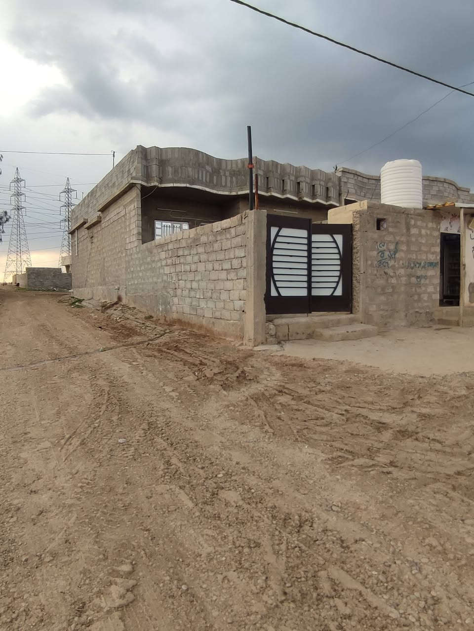 دار للبيع مساحه 180متر ركن + محل غرفيتن نوم + مطبخ + هول +استقبال+ صحيات خارجيه موقع قوسيات حي الملايين الثالثه مدخل جمعية النخيل مأسس كهرباء + مجاري تصريف + صبة ارضية + ابواب كامل + شبابيك+ جامات كامل السعر 48 وبي مجال  اكثر استفسار عل رقم ***********
