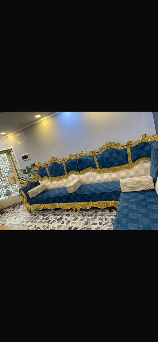 سلام عليكم تخم للبيع بلوك اسود تخم جديد نضافه 95% تخم 16 مقعد سعر 650  مع طبلات وساعه ***********  مكان بغداد
