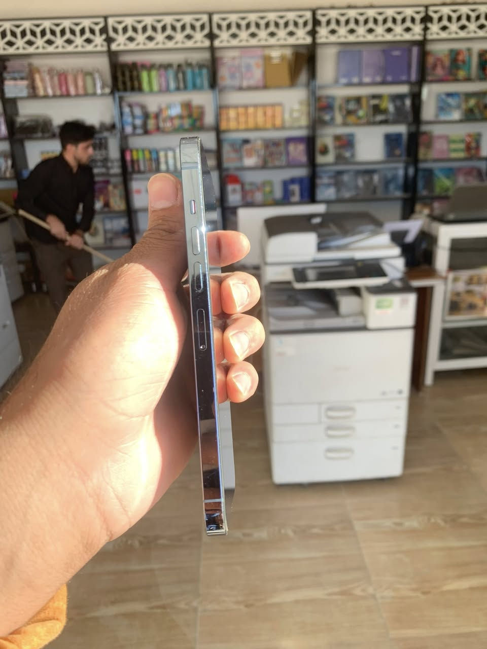 السلام عليكم من رخصة الادمن
آيفون 13برو ماكس
ما مفتوح 
ذاكرة 256
بطارية 🔋 95
بي ضهر مفطور 
وخدش بل شاشة فقط 
كلشي شغال السعر 550
للتواصل علا الرقم ***********
